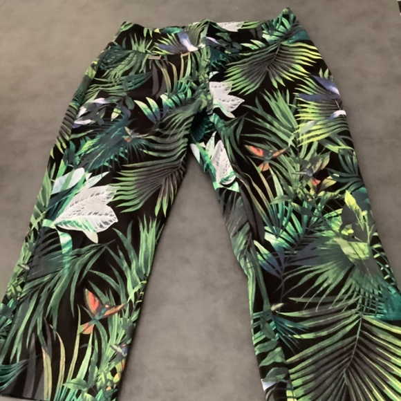 Island design capris - Picture 2 of 2